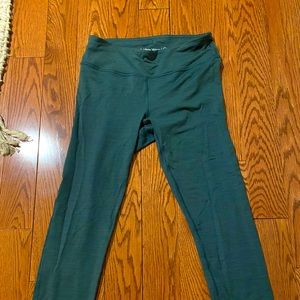 Green outdoor voices 3/4 length leggings